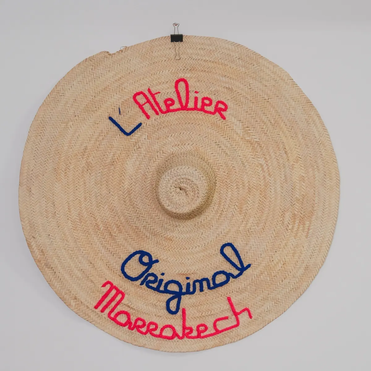 Chapeau XXL brodé "L’Atelier Original Marrakech" – fait main au Maroc