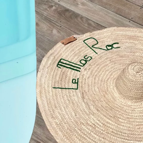 Chapeau XXL brodé Le Mas Roc – création artisanale pour décoration extérieure