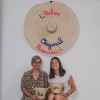 Clientes devant le chapeau brodé XXL Original Marrakech après un atelier de personnalisation