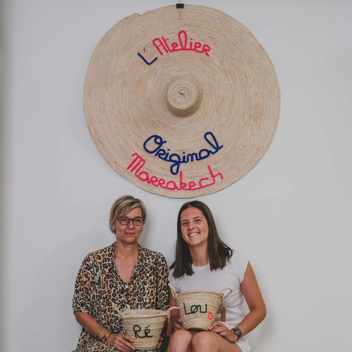 Clientes devant le chapeau brodé XXL Original Marrakech après un atelier de personnalisation