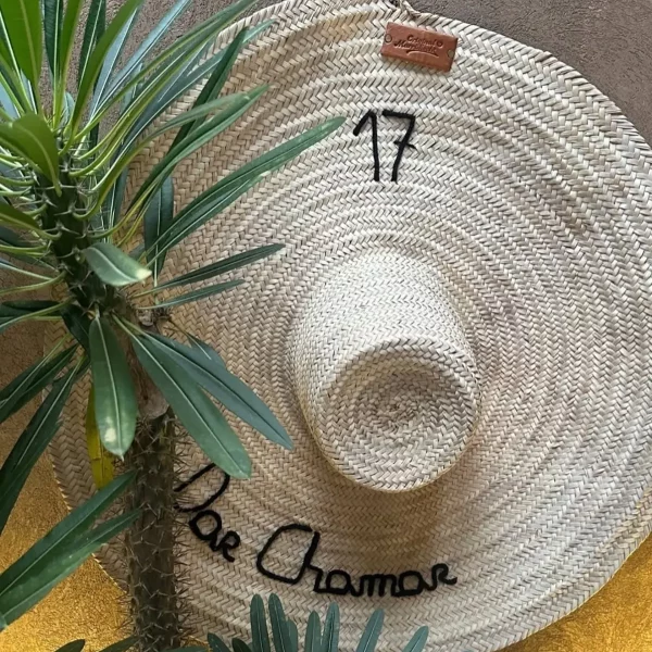 Chapeau XXL brodé Dar Chamar – décoration végétale pour riad à Marrakech