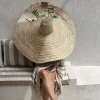 Chapeau XXL personnalisé "Le Mas Roc" porté sur une terrasse – Original Marrakech