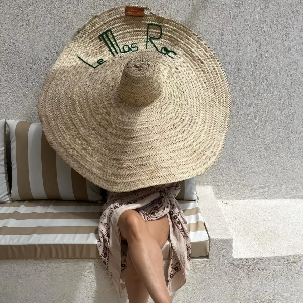 Chapeau XXL personnalisé "Le Mas Roc" porté sur une terrasse – Original Marrakech
